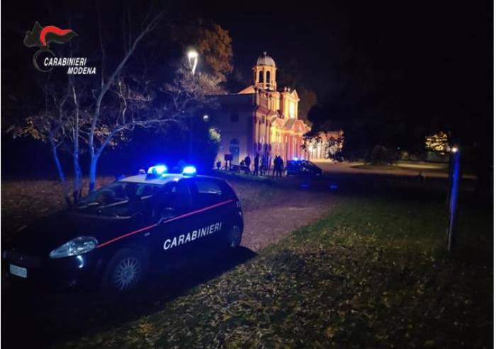 Ladro di bicicletta aggredisce carabinieri dopo inseguimento: arrestato