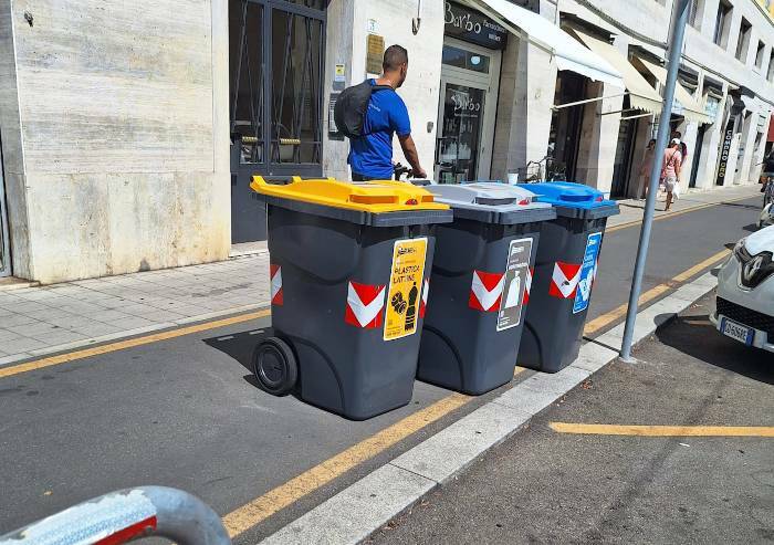 Via Emilia Est, quei bidoni sulla ciclabile sono un pericolo per tutti