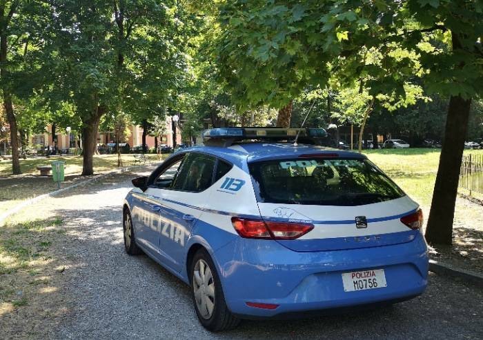 Rompe il vetro di un veicolo e fugge nel parco: arrestato