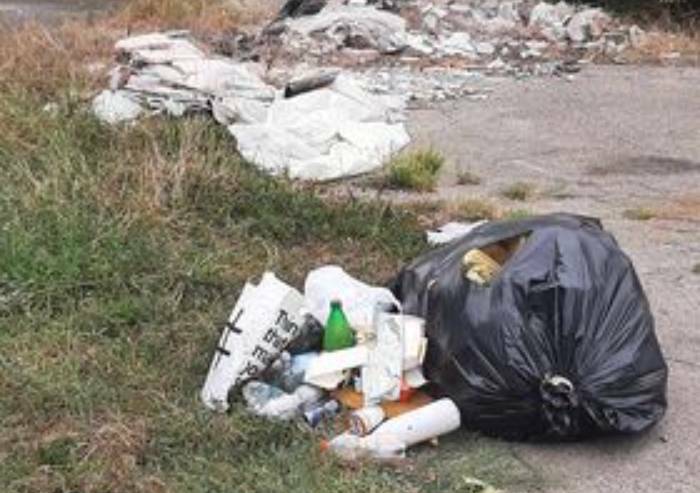 Caos differenziata, si moltiplicano abbandoni sui cigli delle strade