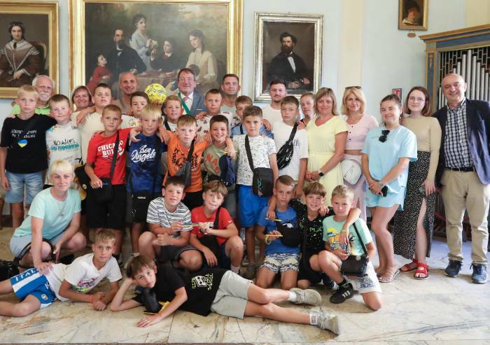 Modena, accolti in municipio giovanissimi calciatori ucraini