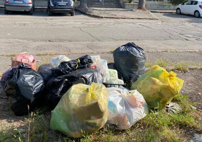 Modena, via Cilea: da 3 mesi senza cassonetti. Discariche a cielo aperto
