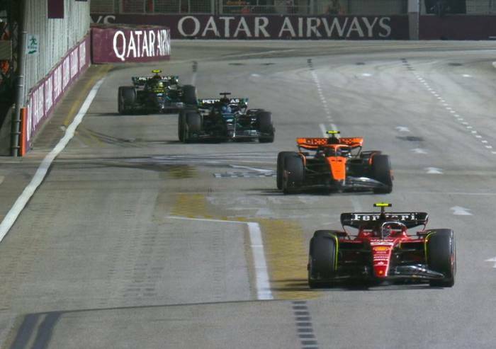 Singapore si colora di Rosso: ora è Sainz il leader della Ferrari