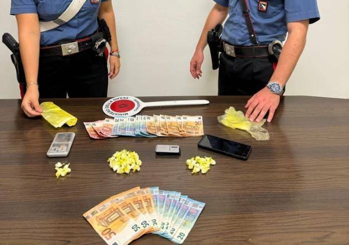 Sassuolo: pedone con 21 dosi di cocaina in tasca, fiutato dal cane dei carabinieri