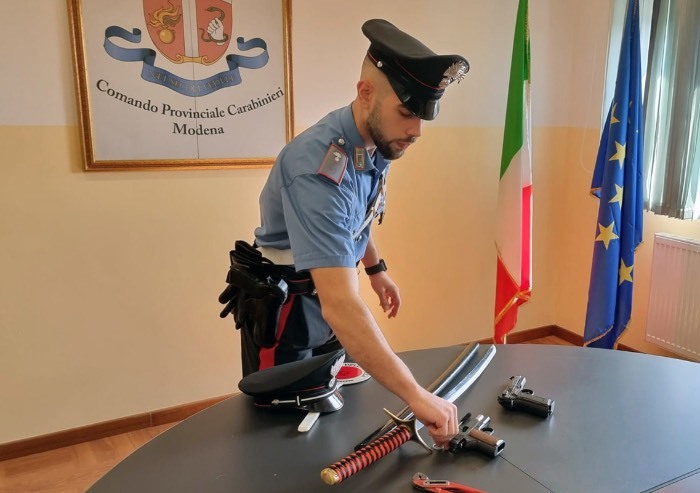 Modena, sorpreso durante il furto minaccia con la pistola il proprietario: arrestato