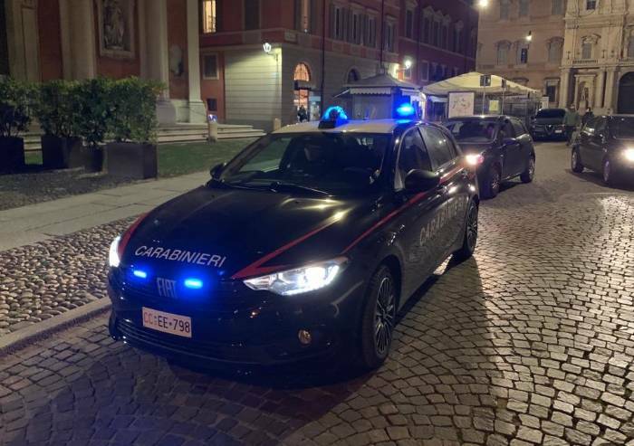 Modena, ruba borsa e fugge armato di coltello: bloccato da passanti e carabinieri