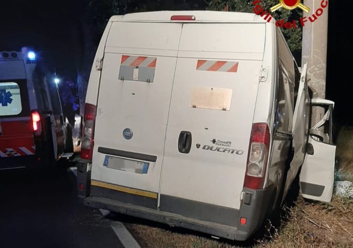 Castelvetro, furgone esce di strada: muore donna 29enne