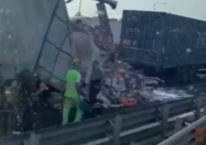 Schianto sulla A14 a Bologna: un camionista deceduto e due feriti