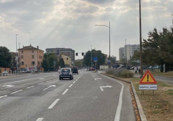 Modena, semaforo spento in via Emilia per lavori: nessun agente a regolare il traffico