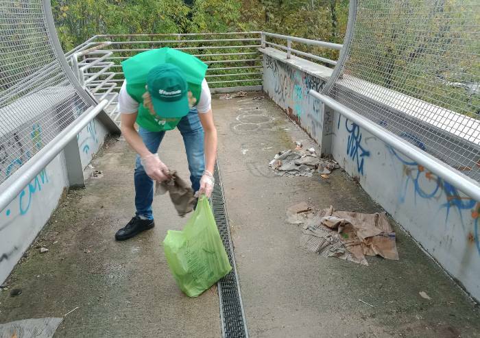 Via Giardini-Tangenziale: i volontari di Fare Verde ripuliscono il sovrappasso