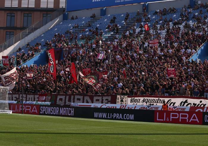 Esplode bomba carta, amputata mano destra a un tifoso reggiano