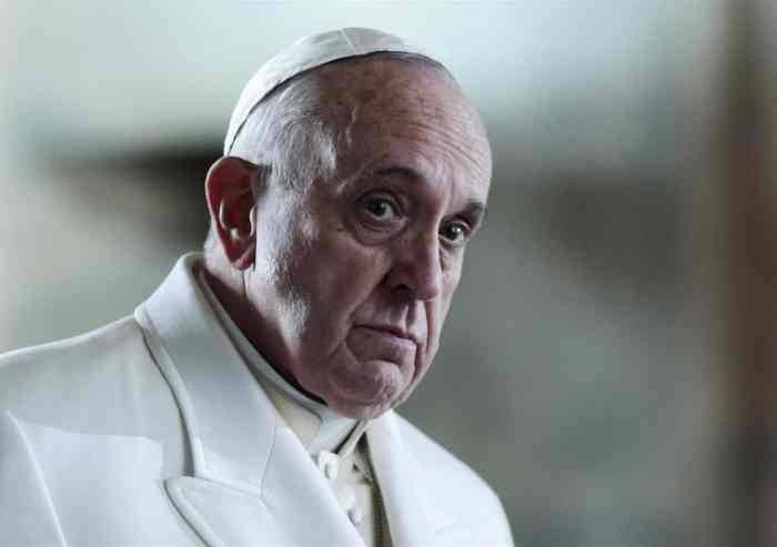 Il Papa: 'Sì al battesimo ai trans e i gay possono fare i padrini'
