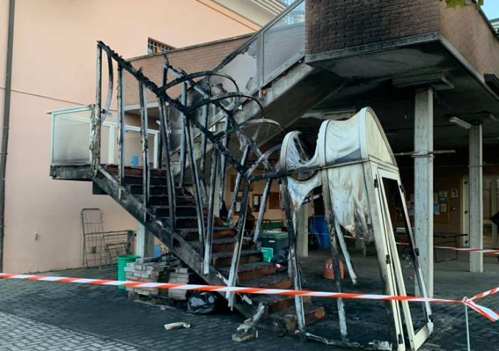 Modena, Parrocchia Regina Pacis: vandali danno fuoco a scala di sicurezza