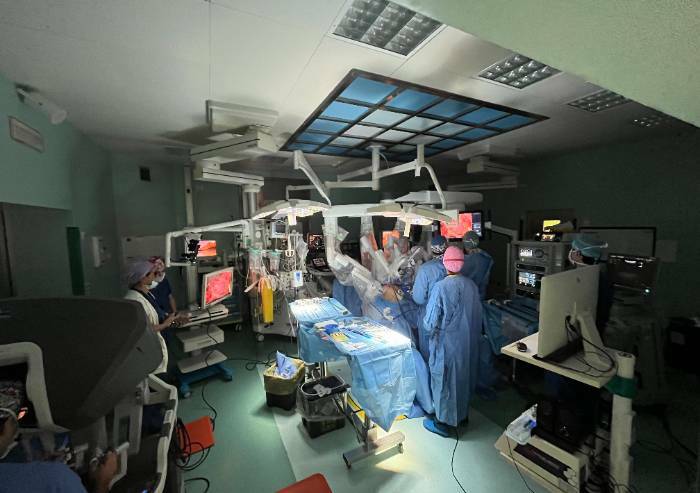 Policlinico Modena, nuova consolle chirurgica robotica da 420mila euro