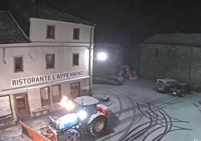 Nevica a San Pellegrino in Alpe: mezzi spargisale in azione