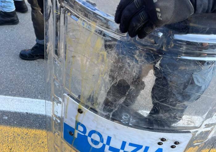 Sgomberi a Bologna, scontri tra Collettivi e Polizia: 10 agenti feriti