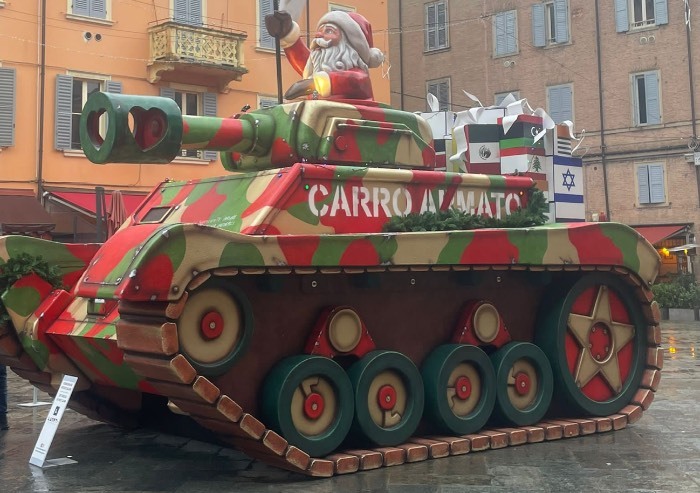 Modena, Babbo Natale su un carro armato: coro di proteste da Fdi a M5S