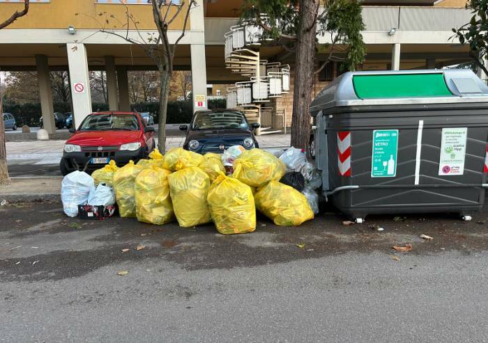 Porta a porta Modena, altro che fase 2: rifiuti ammassati come sempre