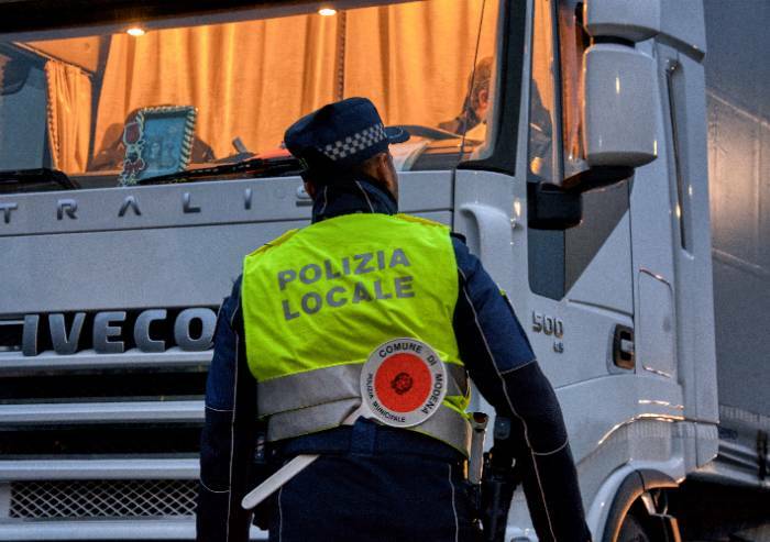 Modena, controlli polizia locale: su 608 veicoli 44 non assicurati