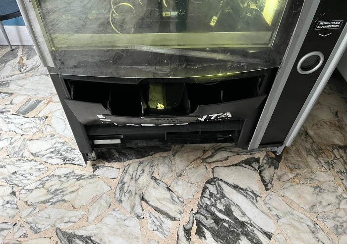 Seta, siamo alle solite: distributore scassinato e monitor rubato