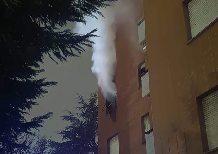 Mirandola, incendio in camera da letto: salvata dai vigili del fuoco