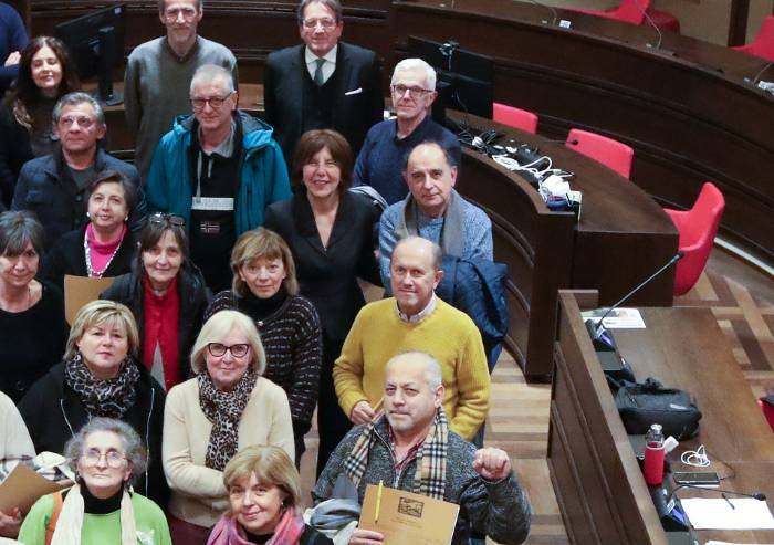 Modena, 43 dipendenti in pensione nel 2023: saluto col pugno sinistro alzato