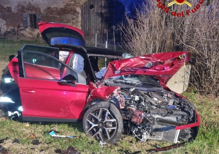Carpi, schianto frontale tra due auto: grave un conducente