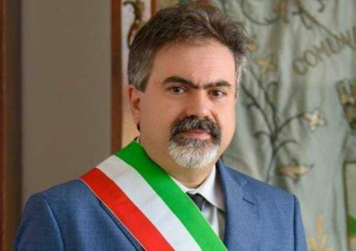 La Lega: 'Medolla va commissariata'. Il Pd: 'Solidarietà al sindaco'