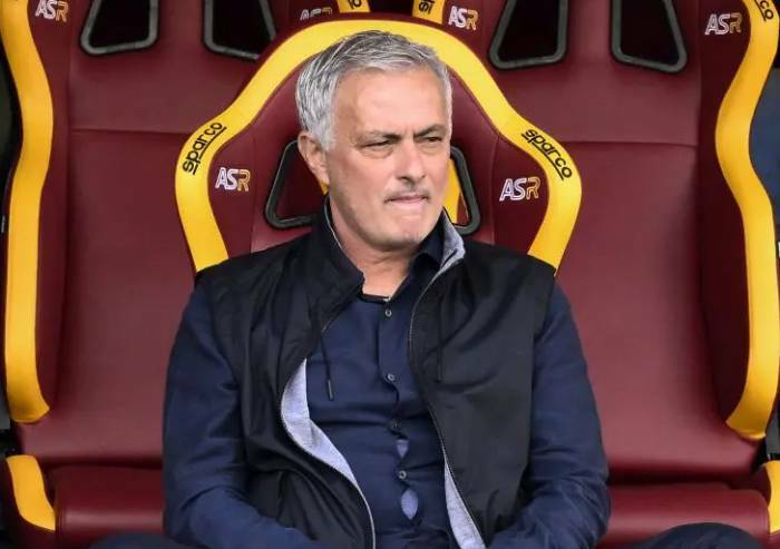 José Mourinho esonerato con effetto immediato