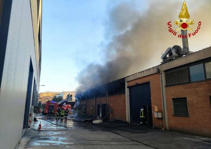Modena, via del Mercato: grave incendio alla Crm