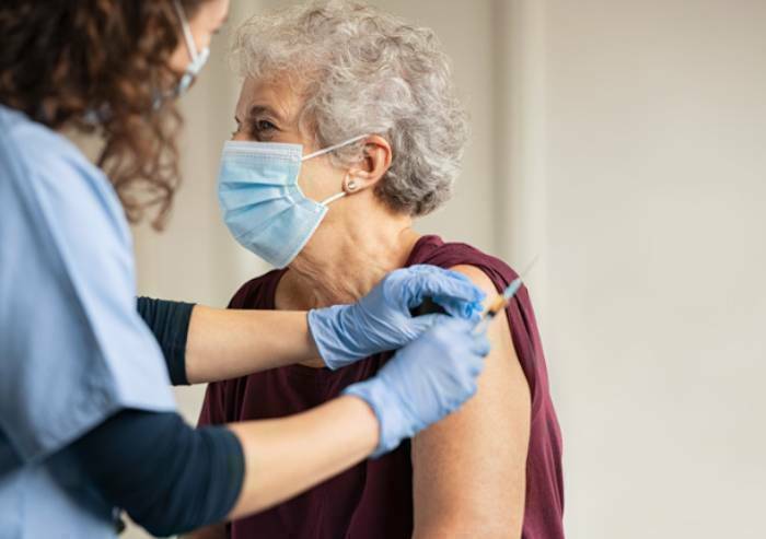 Vaccino Covid, medici di base pagati per somministrarlo e promuoverlo: Ausl recepisce accordo regionale
