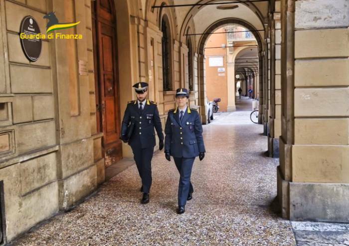 Università Bologna, documenti falsi per ottenere un milione di euro con borse di studio
