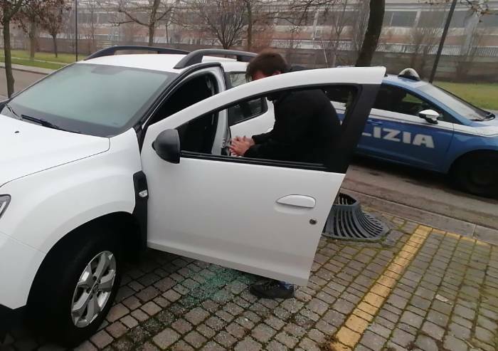 Modena, vetri rotti e razzia su decine di auto nella notte alla Sacca