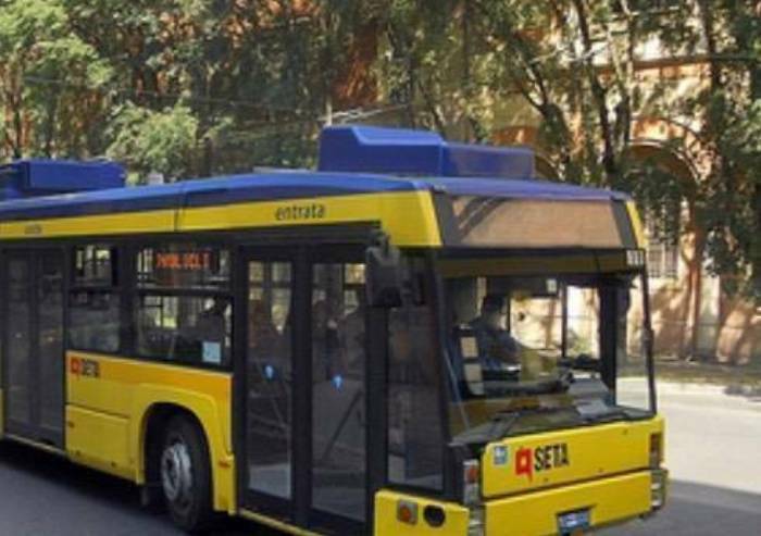 Modena, scende dall'autobus Seta e cade: grave un anziano