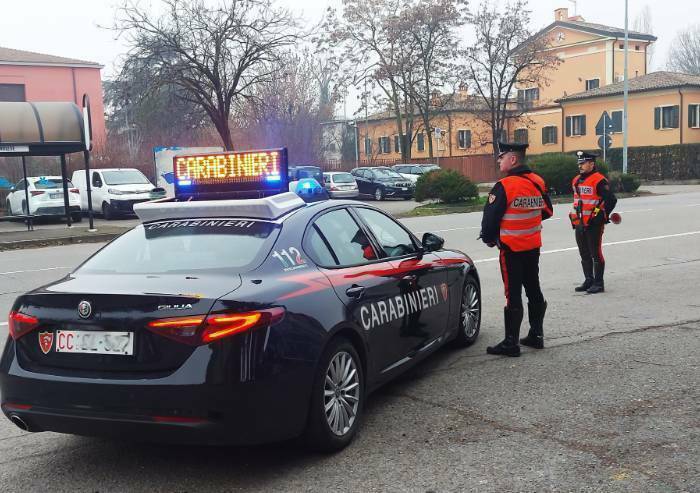 Pedoni con in tasca droga e coltelli: tre denunciati in provincia