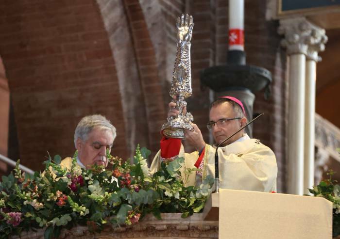 San Geminiano, l'omelia del vescovo: 'La compassione vinca su egoismo'