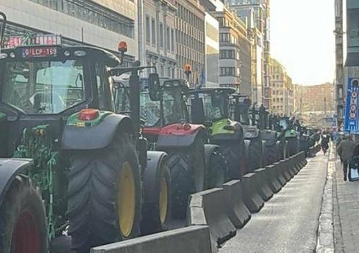 Trattori davanti al Parlamento Europeo, Meloni condivide la protesta