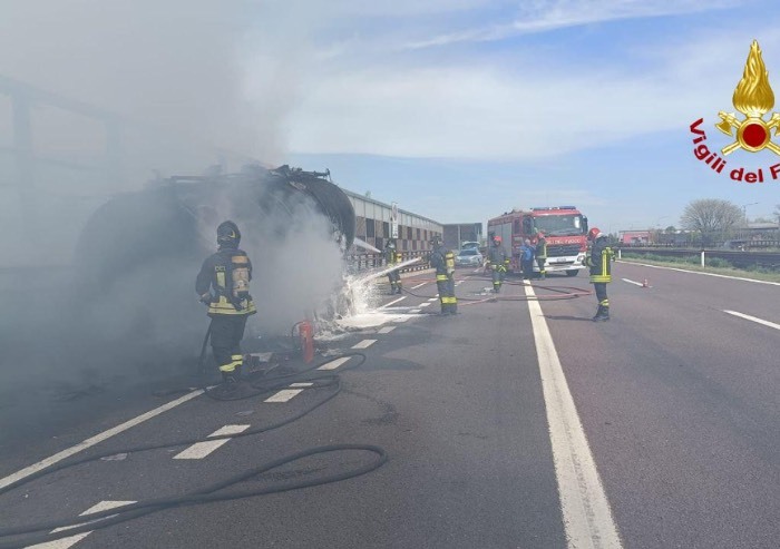 Autobrennero, a fuoco rimorchio trasporto latte