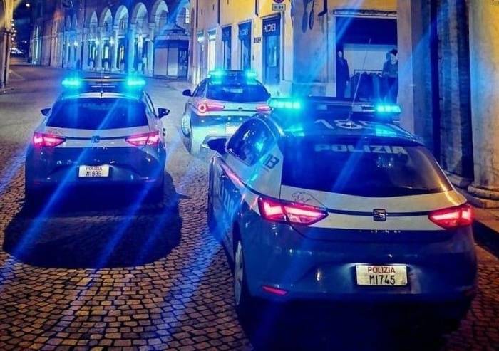 Modena, rapina negozio e prende a calci polizia: arrestato minore tunisino