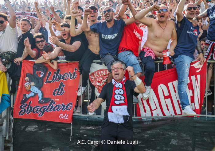Il Carpi vola in serie C: festa grande in centro con cori e fumogeni