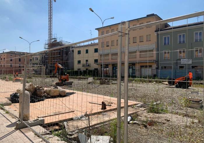 Finale, lavori post sisma al rallentatore: dopo 2 anni riecco le ruspe in piazza