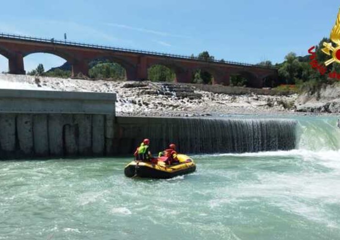 Reggio Emilia, ragazzo di 19 anni si tuffa nel fiume e non riemerge