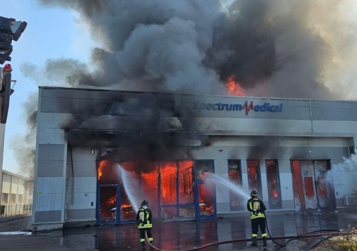 Mirandola, rogo distrugge azienda a San Giacomo Roncole. I vigili: 'Chiudete le finestre'