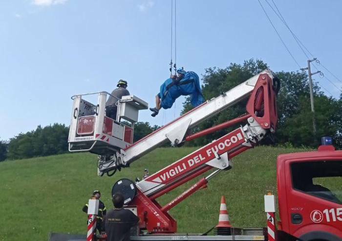 Fanano, salvato parapendista impigliato nei cavi della media tensione