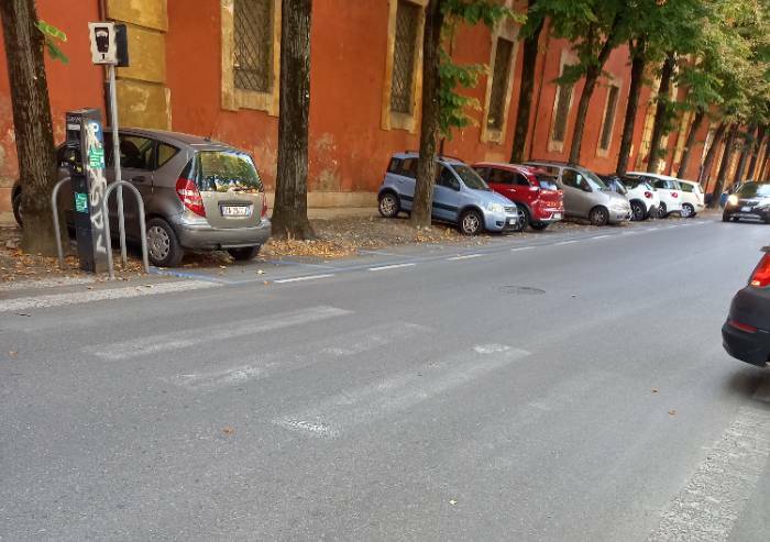 Modena, confronto tra segnaletica ordinaria e quella dei parcheggi a pagamento