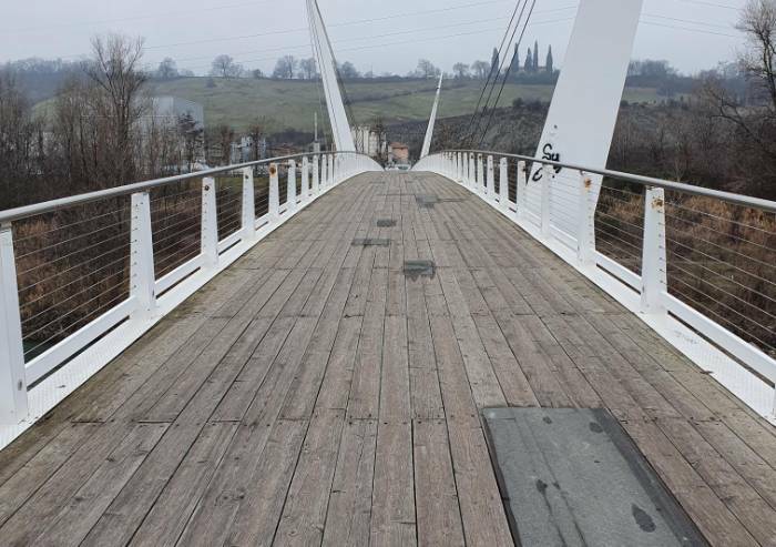 Sassuolo, la pavimentazione del ponte ciclopedonale si sgretola, 300mila euro di lavori