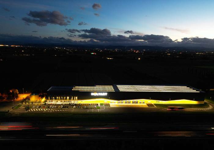 Logistica e innovazione ai raggi x: la sede di Holyart firmata Mattia Parmiggiani Architects