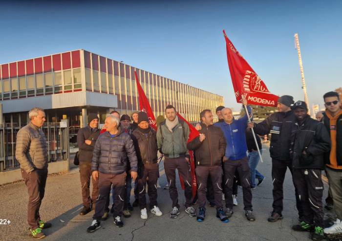 Modena, sciopero alla Caprari: lavoratori donano il regalo di Natale