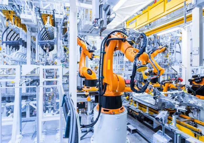 Pmi, manifattura eurozona cala a dicembre, 30° mese in contrazione