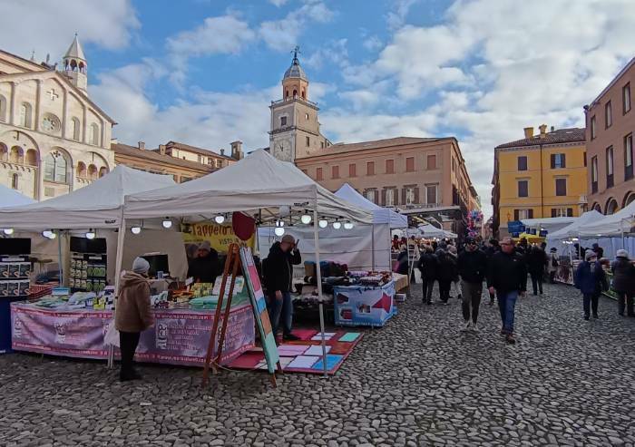 Colori, profumi e occasioni: centro gremito per Sant'Antonio